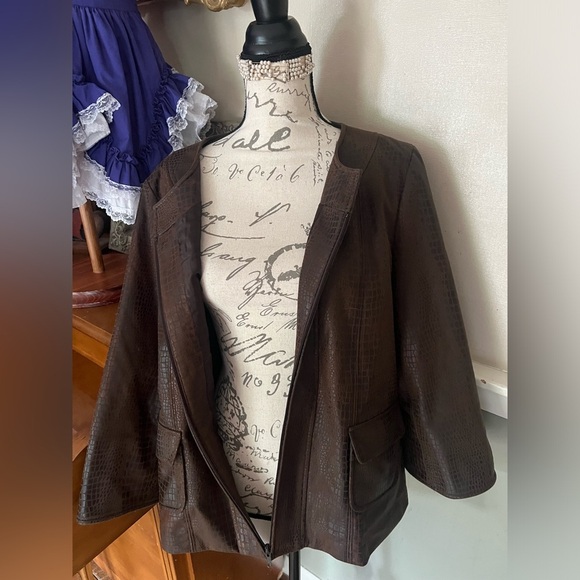 Susan Graver Faux Snakeskin
Zip Front Blazer Jacket
Chocolate Brown Size M - Picture 2 of 4